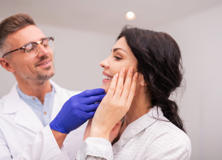 Over 80% of plastic surgeons say they would perform elective cosmetic surgery on spouses or other family members. But should surgeons operate on family?